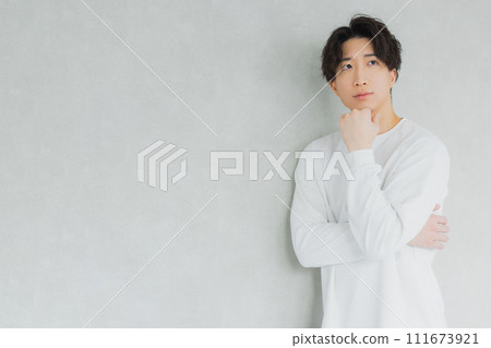 穿著T恤的男人 111673921