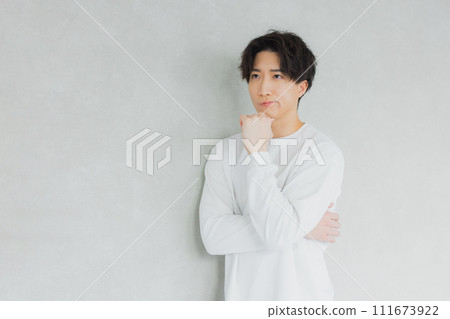 穿著T恤的男人 111673922