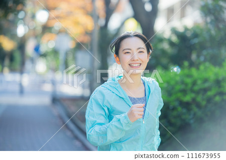 年輕女子跑步 111673955