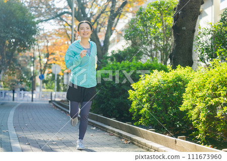 年輕女子跑步 111673960