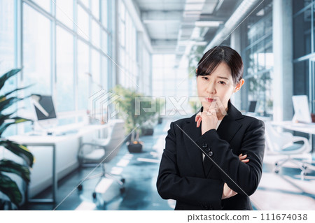 Business woman worried in the office 111674038