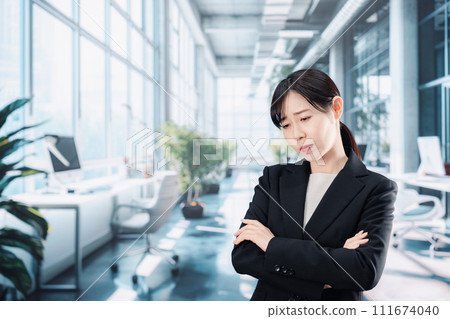 女商人在辦公室擔心 女商人在辦公室擔心 111674040