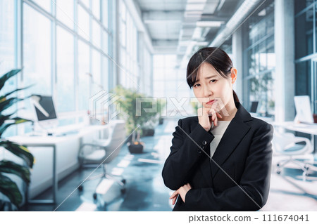 女商人在辦公室擔心 女商人在辦公室擔心 111674041