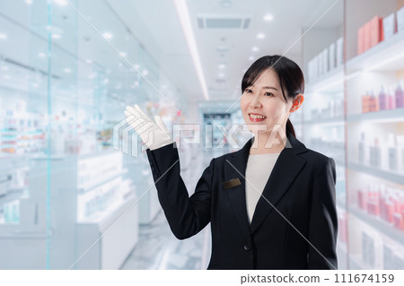 一名年輕女子在化妝品部為顧客服務 一名年輕女子在化妝品部為顧客服務 111674159