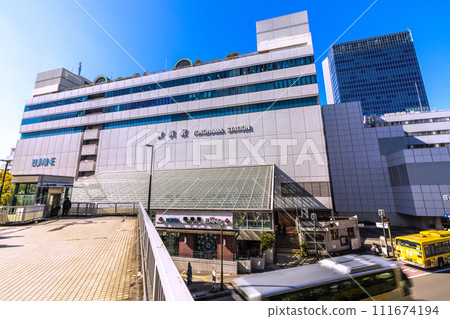 Japan's Yokohama cityscape February - View of Yokohama Station (east exit), bus stop, JR Yokohama Tower, etc. = 12th 111674194