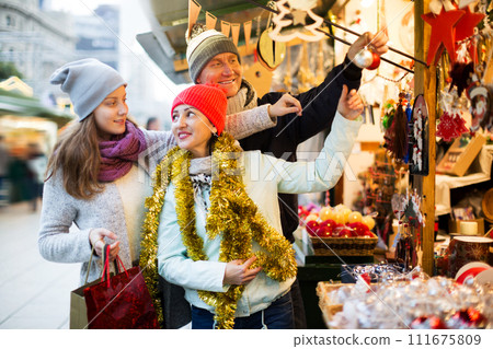 Smiling parents with daughter of Xmas market Smiling parents with daughter of Xmas market 111675809