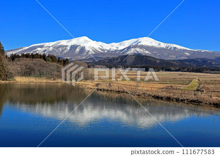 隨著積雪消失，日本百座名山之一的鳥海山移至湖面 111677583