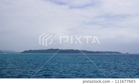 從海上看沖繩縣津堅島 從海上看沖繩縣津堅島 111677665