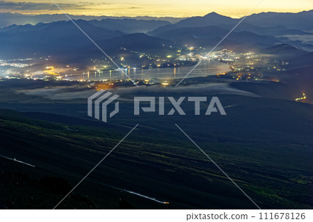 從富士山和寶榮山看到的山中湖和關東平原的城市燈光 111678126