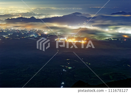 Night view of Gotemba and Shonan and the mountain range of Hakone seen from Mt. Fuji and Mt. Hoei 111678127