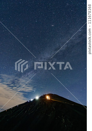 從寶榮山看到的富士山夜景和星空 111678168