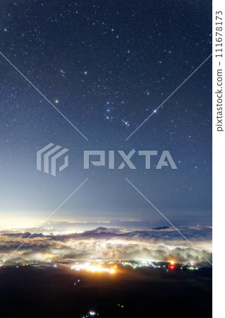 從富士山、寶榮山眺望禦殿場、湘南、關東平原的星空和城市燈光 從富士山、寶榮山眺望禦殿場、湘南、關東平原的星空和城市燈光 111678173