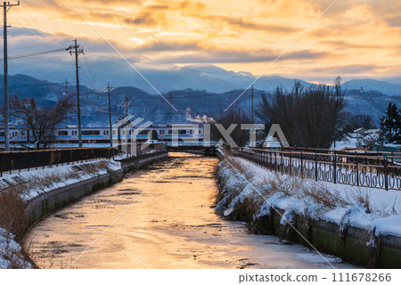 Dawn and the train [at Jigaseki] 111678266