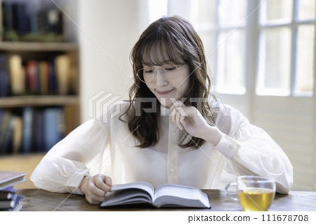 假期悠閒地讀書的婦女 假期悠閒地讀書的婦女 111678708
