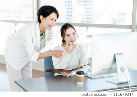 Business woman teaching work in the office Business woman teaching work in the office 111679314