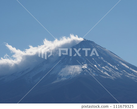 Clear autumn sky and Mt. Fuji seen from Lake Yamanaka 111679325