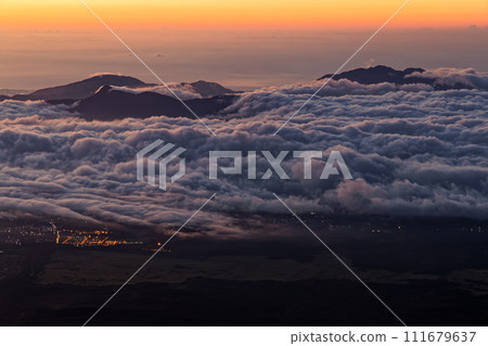 從富士山和寶榮山看到的箱根山脈和黎明時的雲海 從富士山和寶榮山看到的箱根山脈和黎明時的雲海 111679637