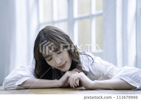 一個充滿女性氣息的女人在房間裡放鬆 111679998