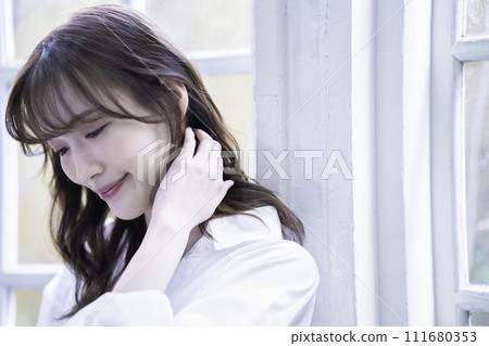 一個女人在窗邊放鬆 111680353
