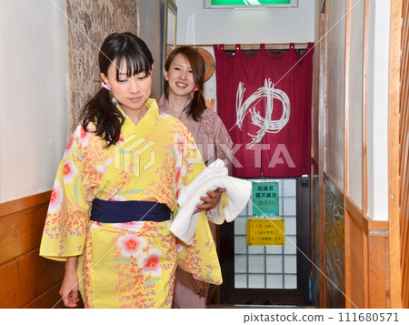 在少女之旅住宿的旅館裡，兩名年輕女子在溫泉裡洗完澡後從浴室走出來。 111680571