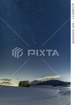 嬬戀高原落葉松山雪原上空升起的冬日星空 111680579