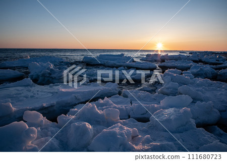 野付半島的流冰與日出 111680723