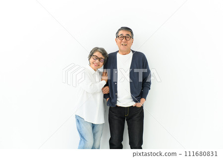 Senior couple friend 111680831