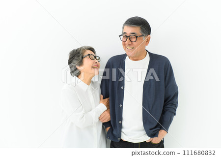 Senior couple friend 111680832