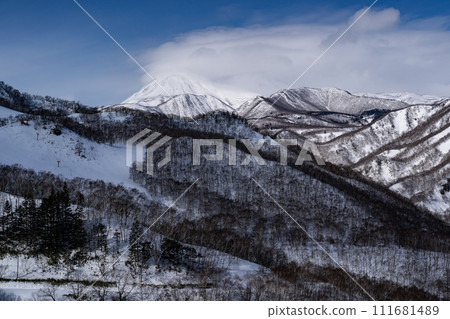 冬季羅臼山的壯麗景色 111681489