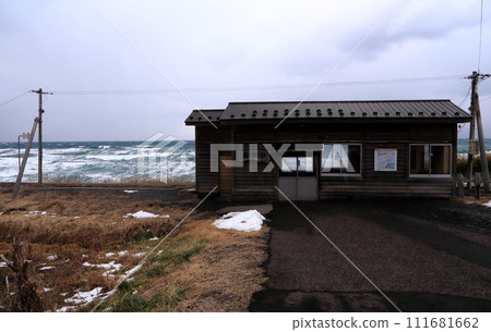 Seaside station and the rough Sea of Japan 111681662