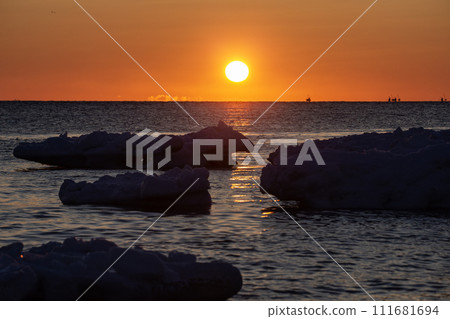野付半島的流冰與日出 野付半島的流冰與日出 111681694