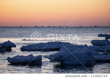 Drift ice and sunrise on the Notsuke Peninsula Drift ice and sunrise on the Notsuke Peninsula 111681718