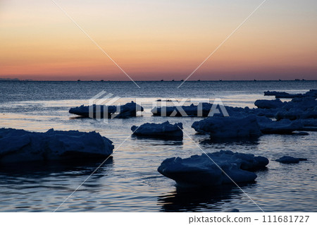 Drift ice and sunrise on the Notsuke Peninsula Drift ice and sunrise on the Notsuke Peninsula 111681727