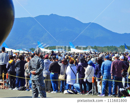 福岡航空自衛隊蘆屋基地航空節上的“藍色脈衝” 111681800