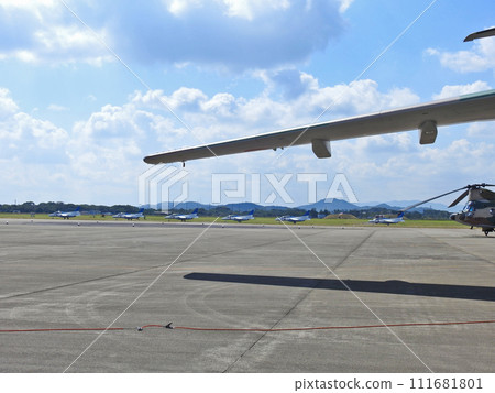 福岡航空自衛隊蘆屋基地航空節起飛前的藍色脈衝 111681801