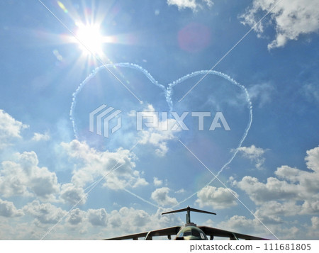 藍色脈衝在福岡航空自衛隊蘆屋基地航空節上創造愛心 藍色脈衝在福岡航空自衛隊蘆屋基地航空節上創造愛心 111681805