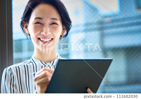 剪貼板的女商人 111682030