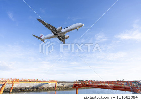 黃昏時分的仙台機場,飛機降落,宮城縣名取市 黃昏時分的仙台機場,飛機降落,宮城縣名取市 111682084