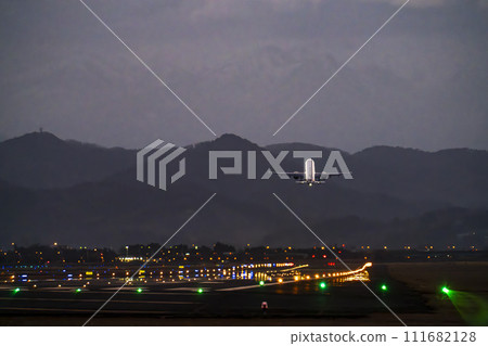 黃昏時分的仙台機場,飛機起飛,宮城縣名取市 黃昏時分的仙台機場,飛機起飛,宮城縣名取市 111682128