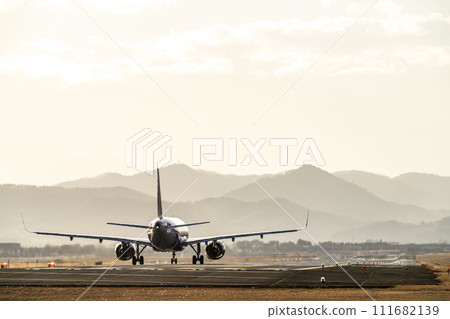 黃昏時分的仙台機場,飛機起飛,宮城縣名取市 黃昏時分的仙台機場,飛機起飛,宮城縣名取市 111682139