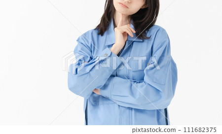 穿著工作服思考的女人 111682375