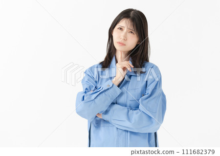 穿著工作服思考的女人 111682379