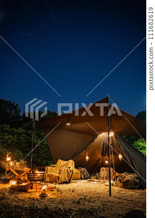 帳篷佈置夜間露營燈戶外燈籠營火夜空 111682619