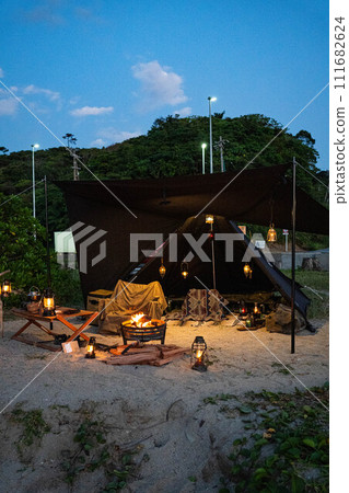 帳篷佈置夜間露營燈戶外燈籠營火夜空 帳篷佈置夜間露營燈戶外燈籠營火夜空 111682624