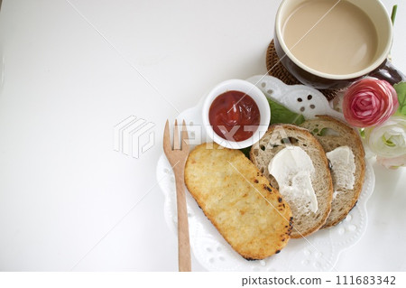 hash browns and toast 111683342