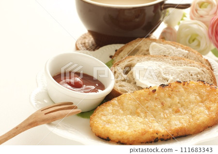 hash browns and toast 111683343