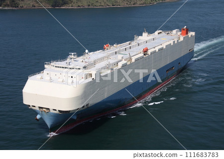 汽車運輸車通過來島海峽大橋 111683783