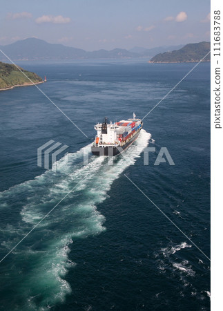 貨船Kemikaru通過來島海峽大橋 111683788