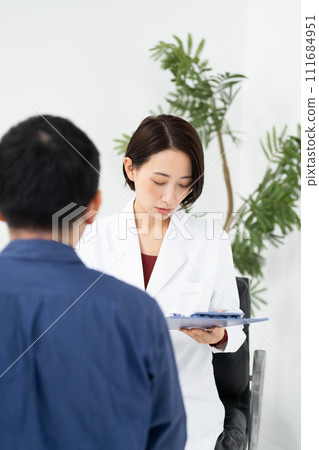 醫療病人醫生白大衣異位性皮膚炎 醫療病人醫生白大衣異位性皮膚炎 111684951