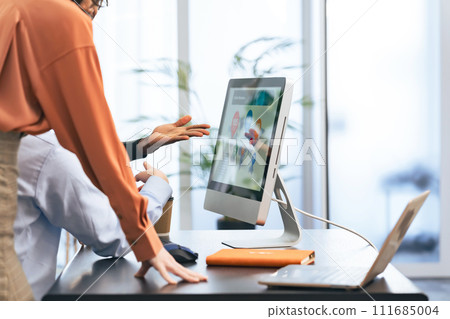 Multinational group meeting in office Multinational group meeting in office 111685004